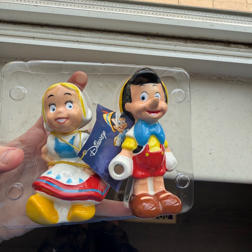 New in box Disney Magnetic S&P Shakers Set